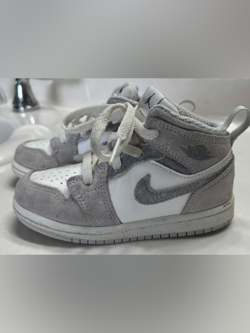 Jordan Kids High-Top Sneakers in Gray and White, JORDAN 1 MID SE